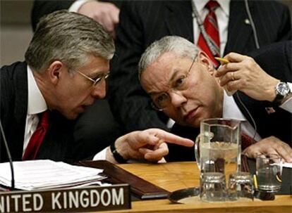 El secretario de Estado norteamericano, Powell (derecha), escucha al ministro de Exteriores británico, Straw, en la sede de la ONU, ayer en Nueva York.