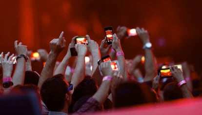 El público hace fotos con sus móviles en el concierto de The Rolling Stones en Madrid.