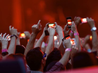 El público hace fotos con sus móviles en el concierto de The Rolling Stones en Madrid.