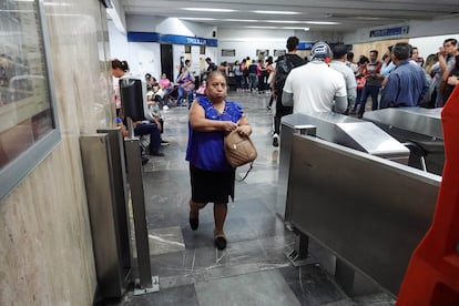 Una mujer ingresa al metro de manera gratuita durante la toma de la estación de Bellas Artes, este sábado en Ciudad de México.