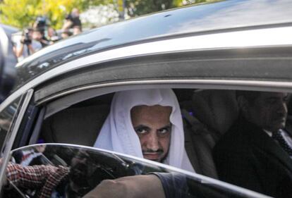 El fiscal general de Arabia Saudí, Saud al Moyeb, abandona el consulado saudí en Estambul, el pasado 30 de octubre.