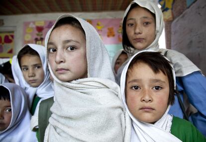 Un grupo de niñas en uno de los lugares más remotos del planeta miran a la cámara del fotógrafo. Son pakistaníes exactamente de Machulu, un pueblo a unos 2.800 metros, a los pies del Karakorum, en la comarca de Baltistán, al norte del país. Es un lugar en el que ir al colegio no es fácil y menos si eres niña. La Fundación Baltistán (Baltistan Fundazioa) gestiona ocho escuelas en una zona concreta de la comarca, el valle de Hushé, donde luchan y fomentan la educación igualitaria de niños y niñas. En los últimos siete años han pasado de 76 alumnas a 524.