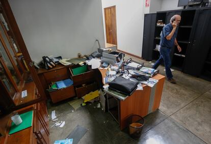 Carlos Fernando Chamorro camina por las oficinas saqueadas de Confidencial en Managua, Nicaragua, el 14 de diciembre de 2018.
