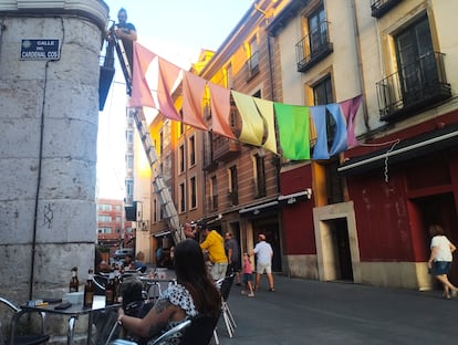 Momento en el que se colocó la bandera de nuevo en el bar Kafka.