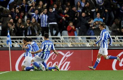 El 'Chory' Castro celebra junto a sus compañeros su segundo gol.