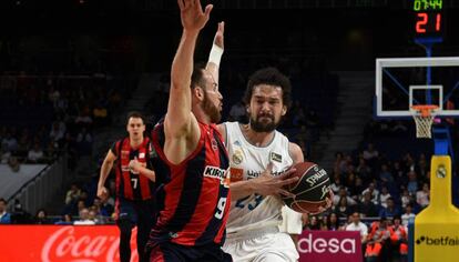 Llull intenta sortear el marcaje de Marcelinho Huertas en un Madrid-Baskonia de esta temporada