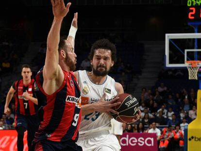 Llull intenta sortear el marcaje de Marcelinho Huertas en un Madrid-Baskonia de esta temporada