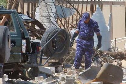 Un policía qatarí inspecciona la zona del teatro Doha Players, donde explosionó el camión bomba.