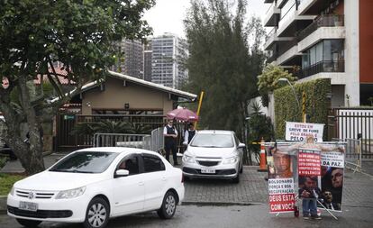 Entrada do condomínio onde Jair Bolsonaro tem casa, no Rio de Janeiro, em outubro de 2018.