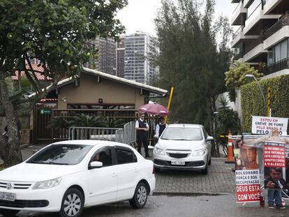 Entrada do condomínio onde Jair Bolsonaro tem casa, no Rio de Janeiro, em outubro de 2018. 