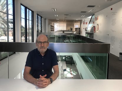 Enrique Roca, presidente del Consejo Escolar del Estado, en una biblioteca de Xàbia (Alicante), en julio de 2020.