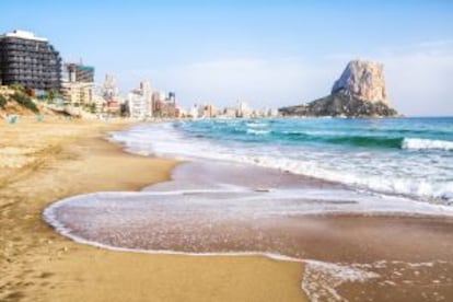 Playa del Arenal-Bol, en Alicante, con el Peñón de Ifach al fondo.