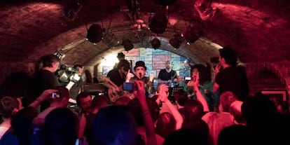 Javier Gurruchaga y la Orquesta Mondragón en The cavern en agosto de 2012.