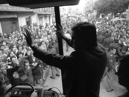 Felipe Gonz&aacute;lez saluda a su seguidores en las calles de Huesca en la campa&ntilde;a de las elecciones del 28 de octubre de 1982.