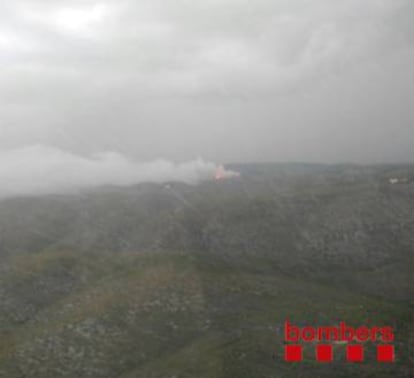 L'incendi prop del Garraf, en una imatge de Twitter.