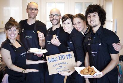 Los creados del servicio de catering de comida española 'La Cuchara'.