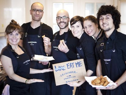 Los creados del servicio de catering de comida española 'La Cuchara'.