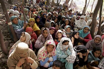 Supervivientes del seísmo buscan refugio en Ghari Dopatta, a 21 kilómetros de Muzaffarabad, la capital de Cachemira.