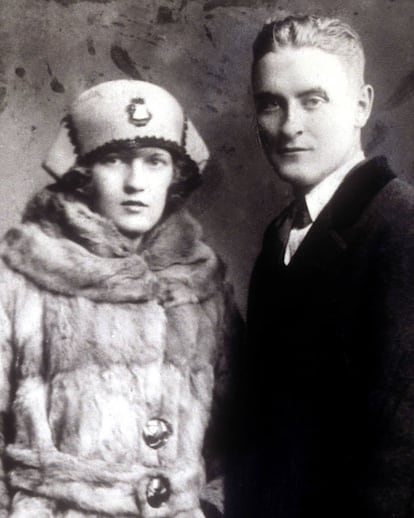 Zelda Fitzgerald, mujer Francis Scott Fitzgerald. "Se conocieron el año en que acabó la Primera Guerra Mundial, se casaron cuando empezaron los locos 20 y se derrumbaron en 1929. Se ha dicho que Scott la saboteaba porque tenía celos de su talento (Hemingway inició el rumor y la genial primera biógrafa de Zelda, Nancy Mitford lo apuntaló), que ella era una flapper sin sustancia y que en realidad nunca se quisieron", escribió Silvia López en este perfil sobre Zelda en S Moda. Algunos historiadores sostienen que cuando Zelda le dejó leer su diario, Scott, consciente del talento, aprovechó para copiar algunos fragmentos e incorporarlos en sus libros.