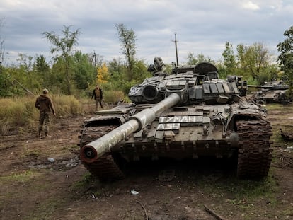 Un tanque ruso abandonado en la ciudad de Izium, recuperada por las tropas de Ucrania, el pasado 20 de septiembre.