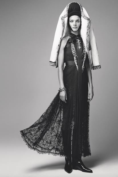 Chaqueta (4.720 €), vestido de encaje (c. p. v.) y collar con strass (7.910 €), todo de Chanel; botas de Nina Ricci (c. p. v.).