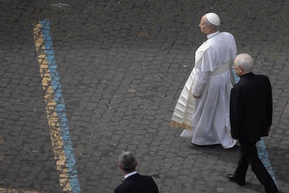 El Papa se dirige a su residencia dentro de la ciudad del Vaticano momentos antes de la bendición Regina Caeli.