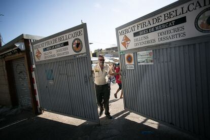 Un empleado de seguridad del mercado de Els Encants cierra, ayer, las puertas.