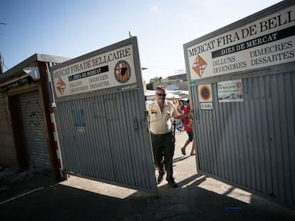 Un empleado de seguridad del mercado de Els Encants cierra, ayer, las puertas.