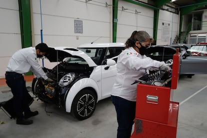 Trabajadores ensamblan un auto eléctrico en una planta automotriz en la ciudad de Puebla, en marzo de 2022.