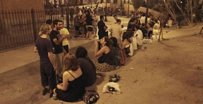 J&oacute;venes haciendo botell&oacute;n en una plaza.