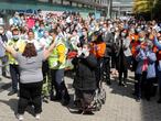 Gloria, de 52 años de Pinar de Chamartín (izquierda), saliendo del hospital de Ifema como uno de sus últimos pacientes de coronavirus