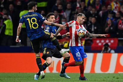 Bruno Fernandes y Correa pugnan por un balón.