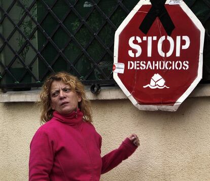 Gisela Bajo Quintana, junto a una pancarta de la plataforma 'Stop Desahucios. Bajo tenía un prestámo 70.000 euros de interés.