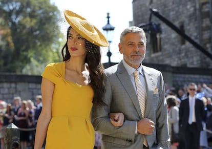 Amal e George Clooney chegam ao castelo de Windsor. Ela vestiu um impressionante vestido amarelo; ele, um terno cinza, que é a cor adequada para casamentos de dia, segundo dita o protocolo.