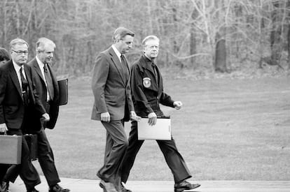 El presidente Jimmy Carter, el vicepresidente Walter Mondale, el secretario de Estado, Cyrus Vance, y el secretario de Defensa, Harold Brown, se dirigen a una reunión sobre la crisis de los rehenes de Irán, en Camp David, Maryland, el 23 de noviembre de 1979. La crisis de los rehenes se desarrolló durante 444 días a partir del 4 de noviembre de 1979, cuando un grupo de estudiantes iraníes tomó como rehenes a 66 diplomáticos y ciudadanos de Estados Unidos tras el asalto a la embajada en Teherán en plena revolución islamista.