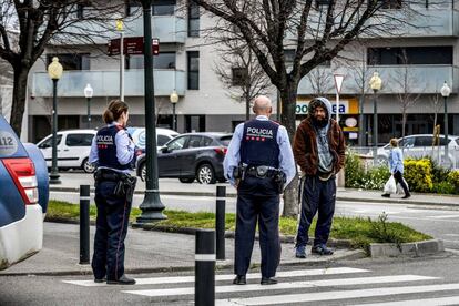 Una parella de mossos identifica un indigent que vaga pels carrers de Torroella de Montgrí.