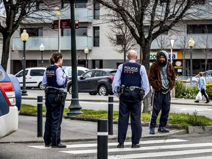 Una parella de mossos identifica un indigent que vaga pels carrers de Torroella de Montgrí.