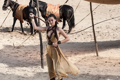 Quin es: Nymeria Sand

	Qu quiere: Otra hija bastarda de Oberyn y la segunda de las serpientes de arena, solo que su madre no es una prostituta sino una mujer noble de Volantis. Interpretada por Jessica Henwick, George R. R. Martin describe a Nymeria como una mujer ms bella que su hermanastra mayor, pero igual de fiera. Lo suyo son las dagas, el ltigo y las cuchillas.