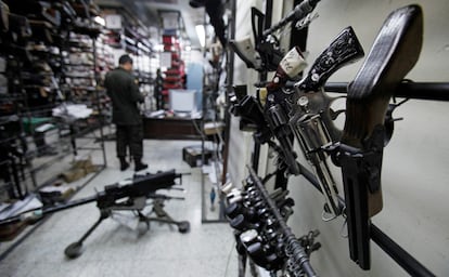 Armas incautadas cuelgan en una bodega de la sede de la Policía Metropolitana en Bogotá, Colombia.
