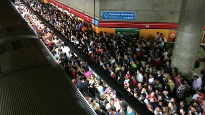 Estação da Linha 3-vermelha lotada