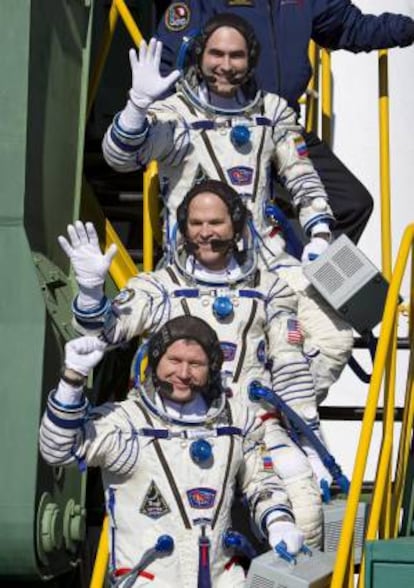 Los cosmonautas rusos Oleg Novitski (abajo) y Oleg Tarelkin (arriba) y el astronauta estadounidense Kevin Ford (c), saludan antes de embarcar en la nave Soyuz TMA-06M. EFE/Archivo