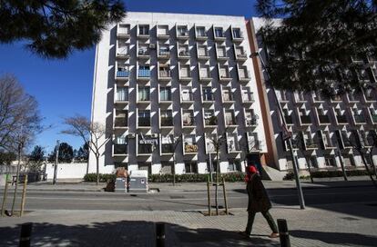 L'edifici del carrer de Tiana, a Baró de Viver, que el barri anomena “el bloc blanc”.