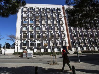 L'edifici del carrer de Tiana, a Baró de Viver, que el barri anomena “el bloc blanc”.