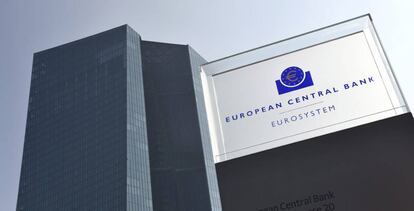 El logotipo del Banco Central Europeo (BCE) en la sede de Fráncfort, Alemania