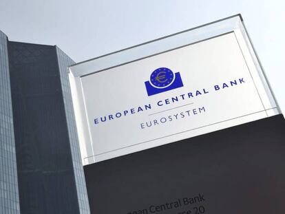 El logotipo del Banco Central Europeo (BCE) en la sede de Fr&aacute;ncfort, Alemania