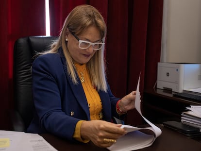 Ángela Vivanco en su oficina en el Palacio de Tribunales de Justicia, en mayo de 2023 en Santiago.