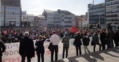 Concentraci&oacute;n en la plaza de Armas de Ferrol con la que termin&oacute; la manifestaci&oacute;n de ayer en defensa de la sanidad p&uacute;blica.