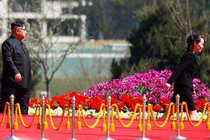 Una de las pocas imágenes que existen de Kim Jong-un con su hermana Kim Yo-jong. Fue tomada durante la inauguración de un complejo residencial en Pyongyang en abril de 2017.