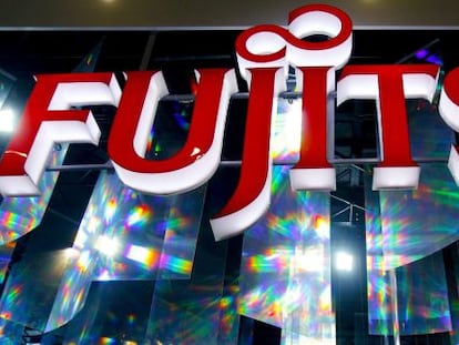 Foto del logo de la compa&ntilde;&iacute;a de electr&oacute;nica Fujitsu en Tokio (Jap&oacute;n). 