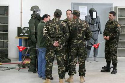 El coronel Michael, en el centro, charla con dos militares iraquíes, de espaldas.